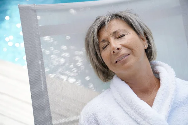 Femme âgée en chaise longue relaxant — Photo