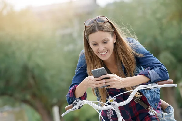 Dívka používající smartphone — Stock fotografie