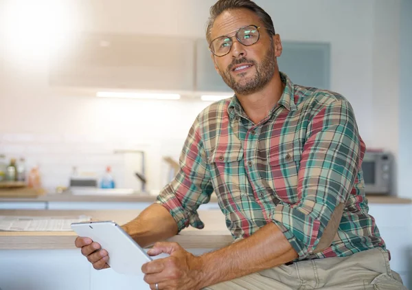 Man die thuis digitale tablet gebruikt — Stockfoto