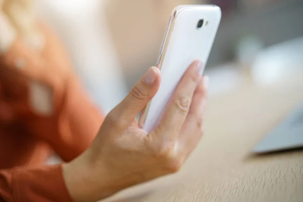 Mujer usando smartphone — Foto de Stock