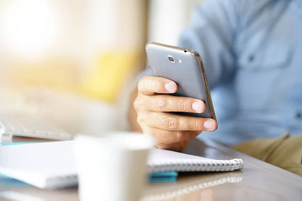 Primer Plano Del Teléfono Inteligente Mano Masculino — Foto de Stock