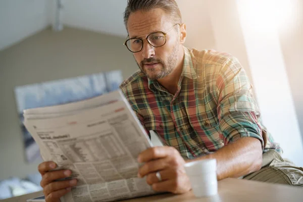 男人在家里读报纸 — 图库照片