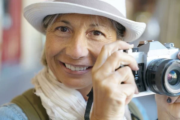 Senior mulher tirando fotos — Fotografia de Stock
