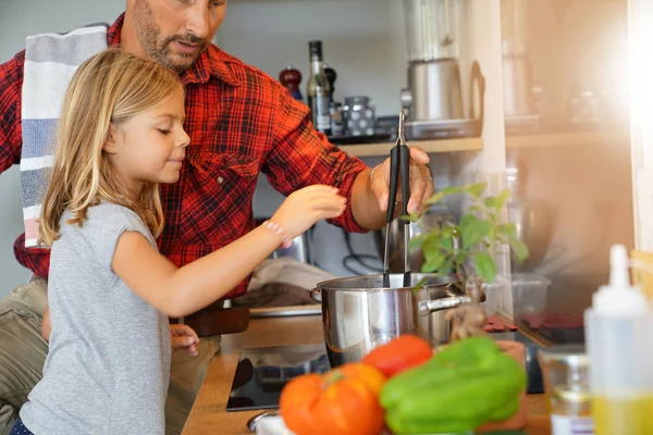 Papà Con Figlia Che Cucina Insieme Nella Cucina Casa — Foto Stock
