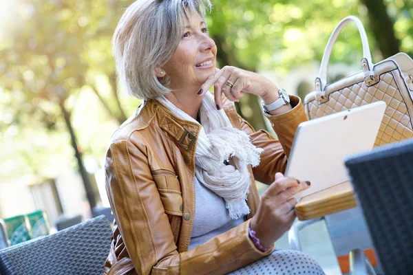 Mulher idosa usando tablet — Fotografia de Stock