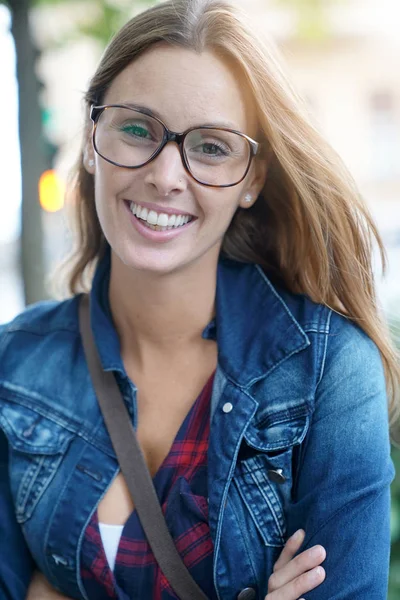 Brunette fille avec des lunettes — Photo