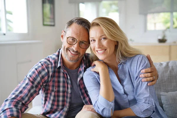 Casal relaxante em casa — Fotografia de Stock