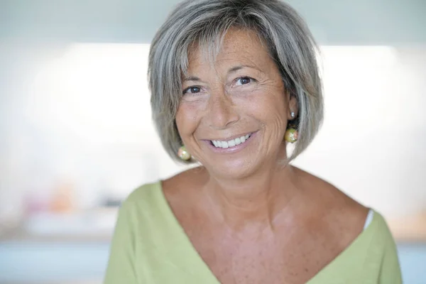 Mujer mayor sonriente — Foto de Stock