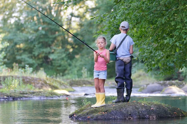 Kinder angeln im Fluss — Stockfoto