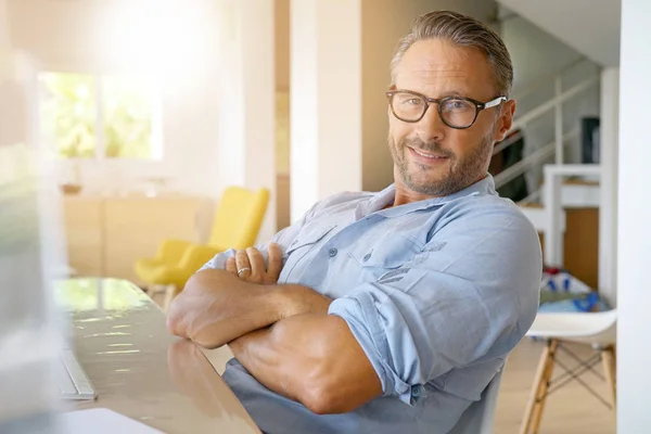 Uomo maturo che lavora da casa — Foto Stock