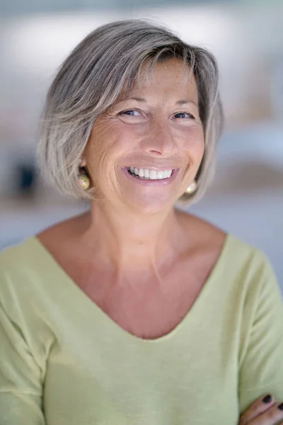 Retrato Mulher Idosa Atraente Sorrindo — Fotografia de Stock