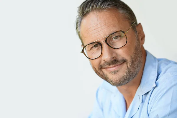 Porträt Eines Reifen Mannes Mit Brille Und Blauem Hemd Isoliert — Stockfoto