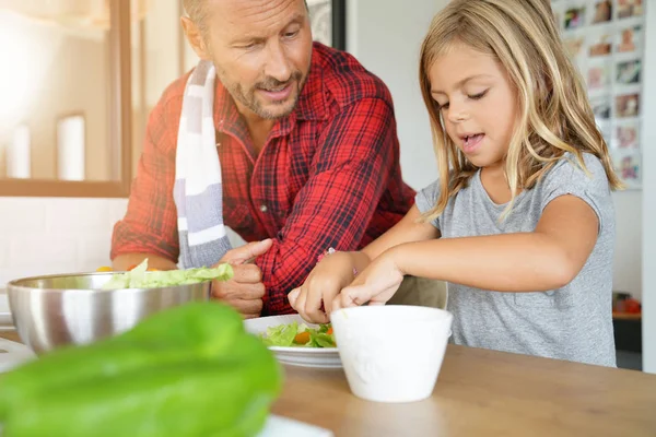 Padre Figlia Che Cucinano Pasta Insieme — Foto Stock