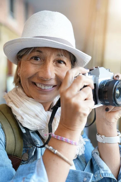 Starszy kobiety robienie zdjęć — Zdjęcie stockowe