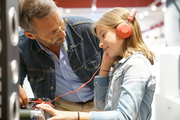 Far och dotter kontrollera musik — Stockfoto