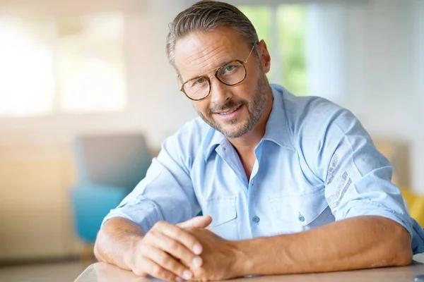 Hombre guapo con anteojos puestos — Foto de Stock