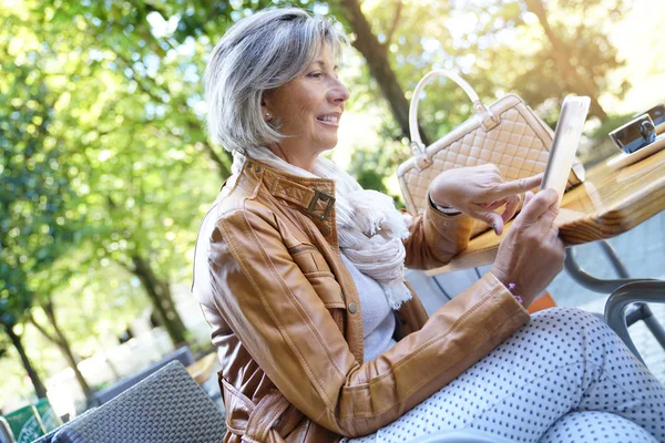 Donna anziana utilizzando tablet — Foto Stock