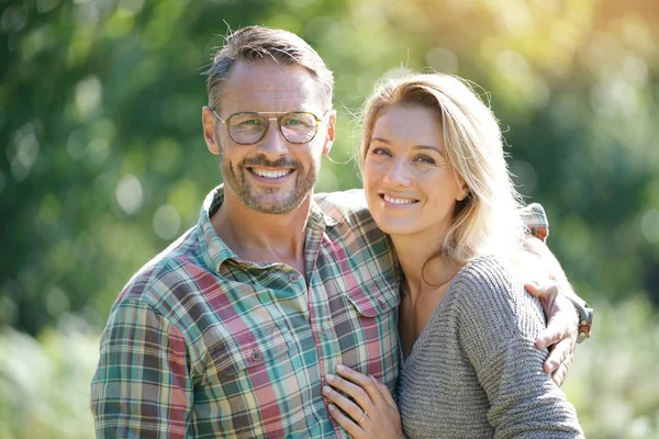 Portret Van Ouder Paar Genieten Van Zonnige Dag Natuur — Stockfoto