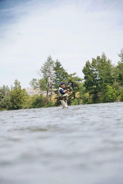 Pêche à la mouche dans la rivière Gallatin — Photo