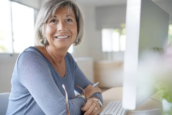 Femme travaillant au bureau — Photo