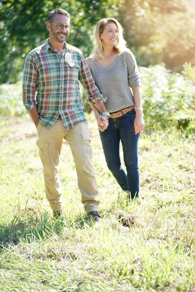 Feliz Pareja Madura Caminando Campo Día Soleado — Foto de Stock