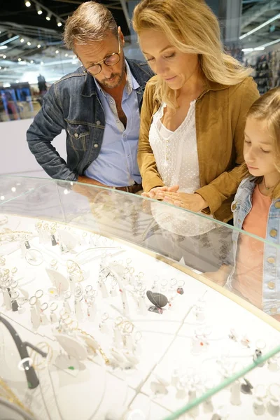 Familia en el centro comercial — Foto de Stock