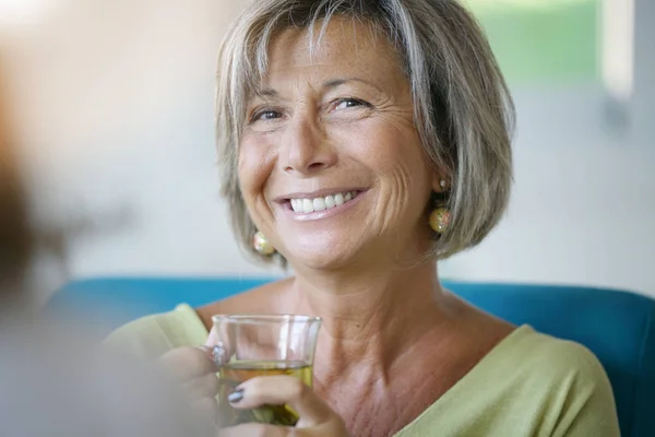 Frau trinkt Tee — Stockfoto