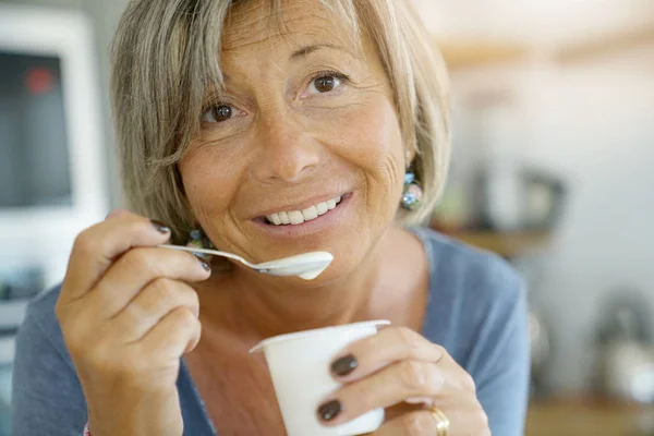 Porträtt Äldre Kvinna Äta Yoghurt — Stockfoto