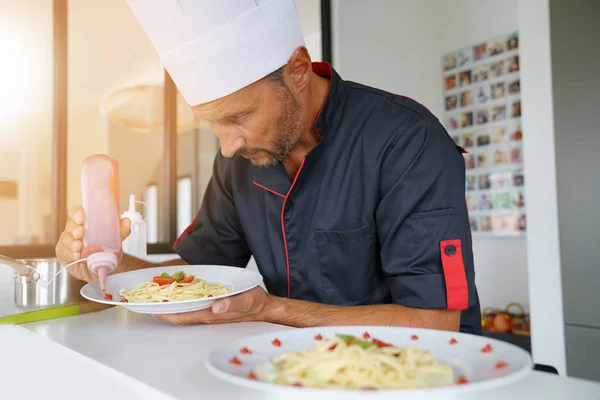 Chef-kok voorbereiden speciale pasta schotel — Stockfoto
