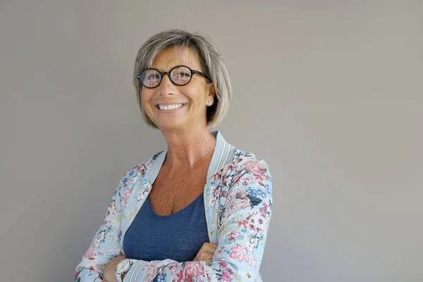 Volwassen vrouw met bril op — Stockfoto