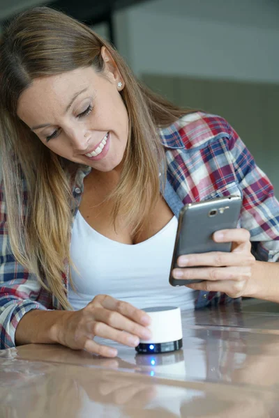 Mulher conectando aplicativo de música smartphone — Fotografia de Stock