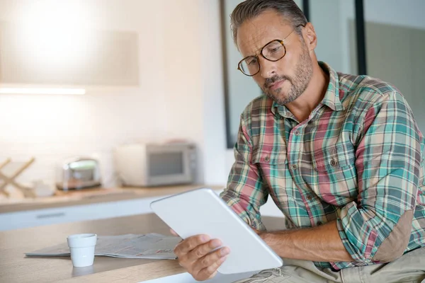 Uomo che utilizza tablet digitale a casa — Foto Stock