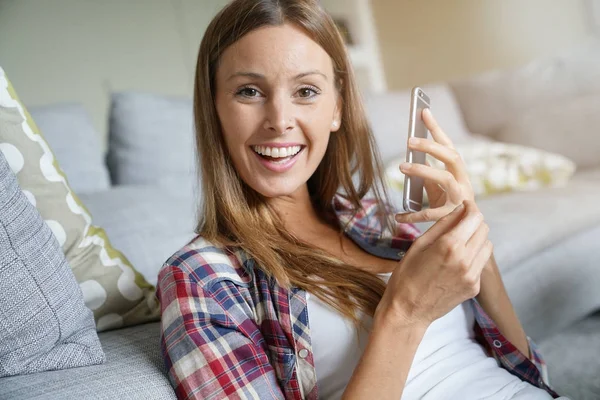 Mujer usando smartphone —  Fotos de Stock