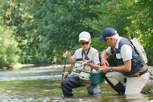 Baba ve oğul alabalık yakalama