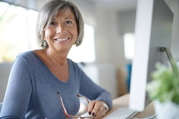Woman working in office — Stock Photo, Image
