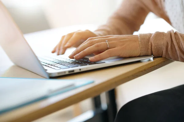 Primer Plano Las Manos Mujer Escribiendo Teclado Del Ordenador Portátil — Foto de Stock