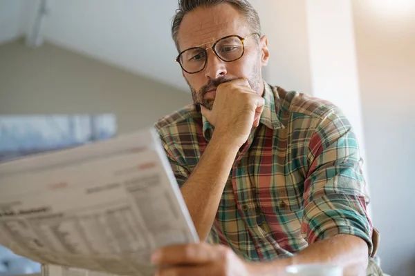 Hombre en casa leyendo el periódico —  Fotos de Stock