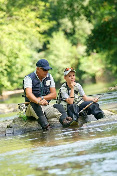 父と息子が川でフライ釣り — ストック写真