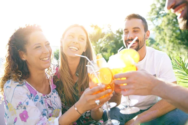 Vrienden juichen met zomer cocktails — Stockfoto