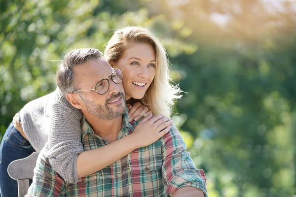 Porträtt Äldre Par Njuter Soliga Dag Naturen — Stockfoto