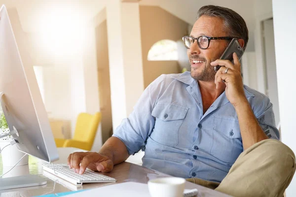 Homme Affaires Bureau Domicile Parlant Téléphone — Photo