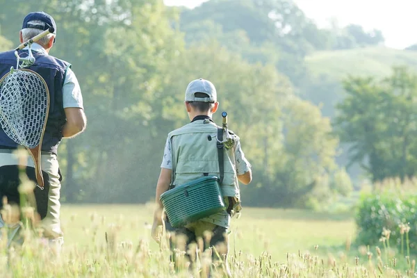  Baba ve oğul alanına yürüyor
