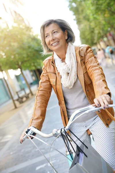 Vezető nő lovaglás city kerékpár — Stock Fotó