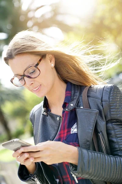 Girl in town using smartphone — Stock Photo, Image