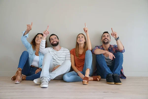 Amigos Apontando Para Mensagem Isolados — Fotografia de Stock