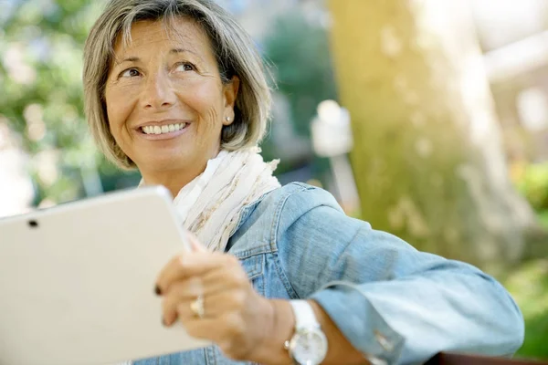 Woman connected with tablet — Stock Photo, Image