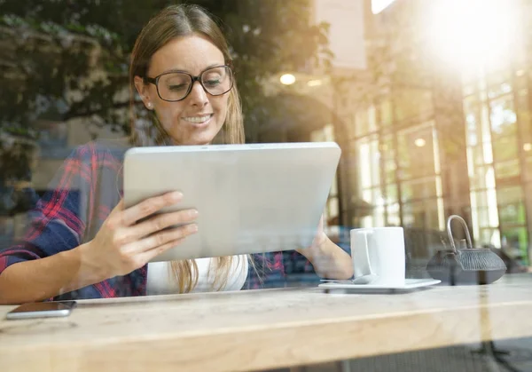 Dijital tablet ile bağlı kız