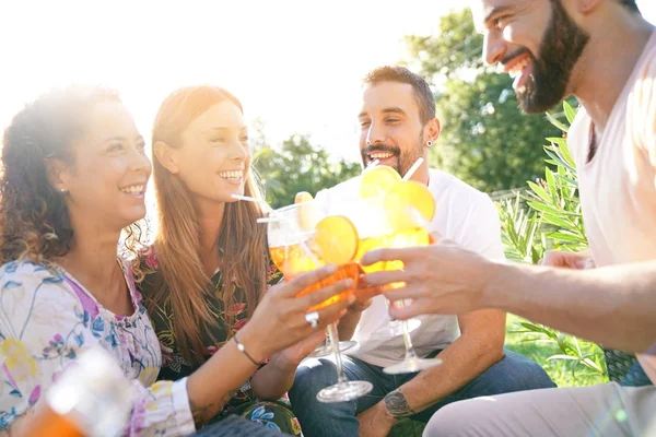 Prieteni aplauze cu cocktail-uri de vară — Fotografie, imagine de stoc