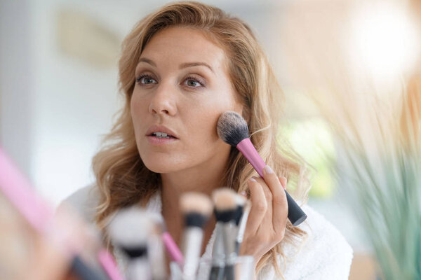 woman applying makeup