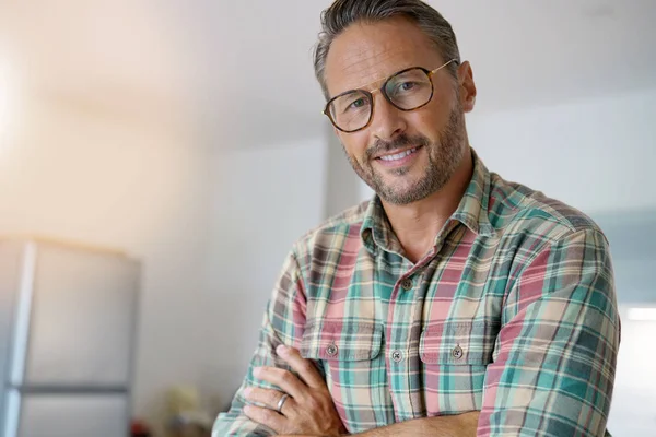 Man met bril camera kijken — Stockfoto